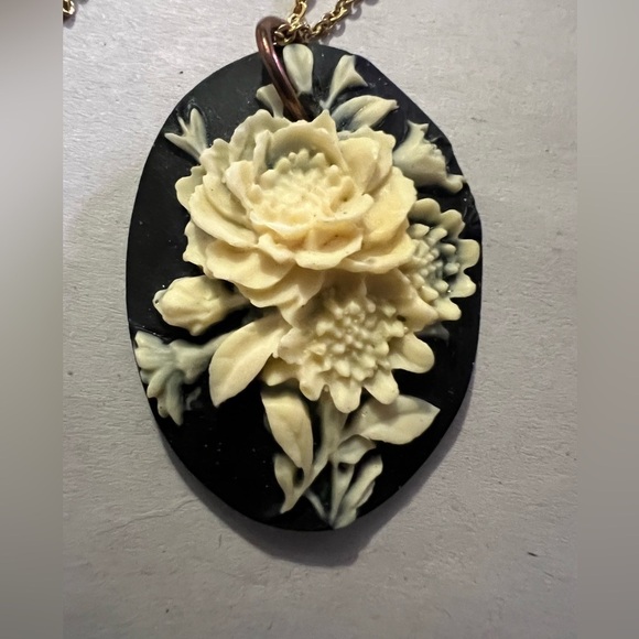 Jewelry - Vintage carved roses pendant necklace rose cameo